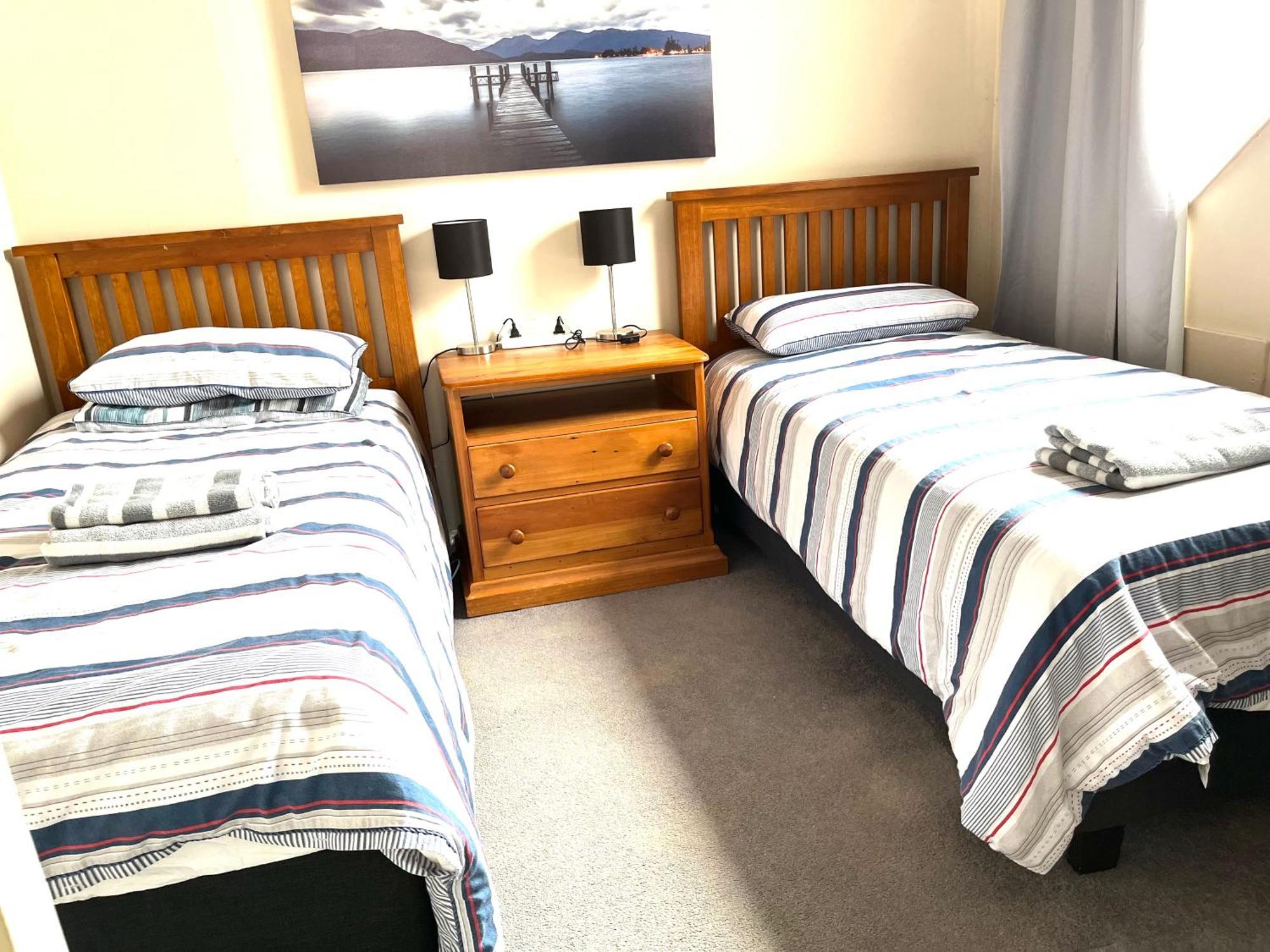 Modern Upstairs Apartment In Dunedin Central Экстерьер фото